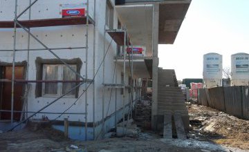 Postępujące prace przy budowie budynków socjalnych przy ul. Kopernika 13 w Oleśnicy
