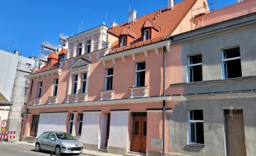 Widoczne efekty prac elewacyjnych budynku przy ul.3 Maja 69/Zamkowa 1