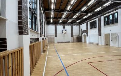 Nowa wykładzina w hali sportowej w Szkole Podstawowej nr 7 przy ul. Żeromskiego w Oleśnicy (5)