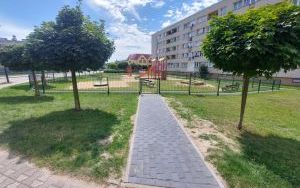 Nowe ogrodzenie przy placu zabaw (2)