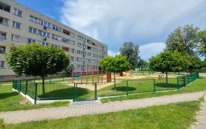 Nowe ogrodzenie przy placu zabaw (3)
